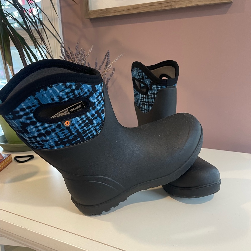 BOGS NEVER WORN! BRAND NEW! Tags fell off, black/blue waterproof size 9 unisex